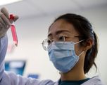 Una investigadora trabaja con anticuerpos, Universidad Tsinghua, Pekín, China Una investigadora trabaja con anticuerpos, Universidad Tsinghua, Pekín, China