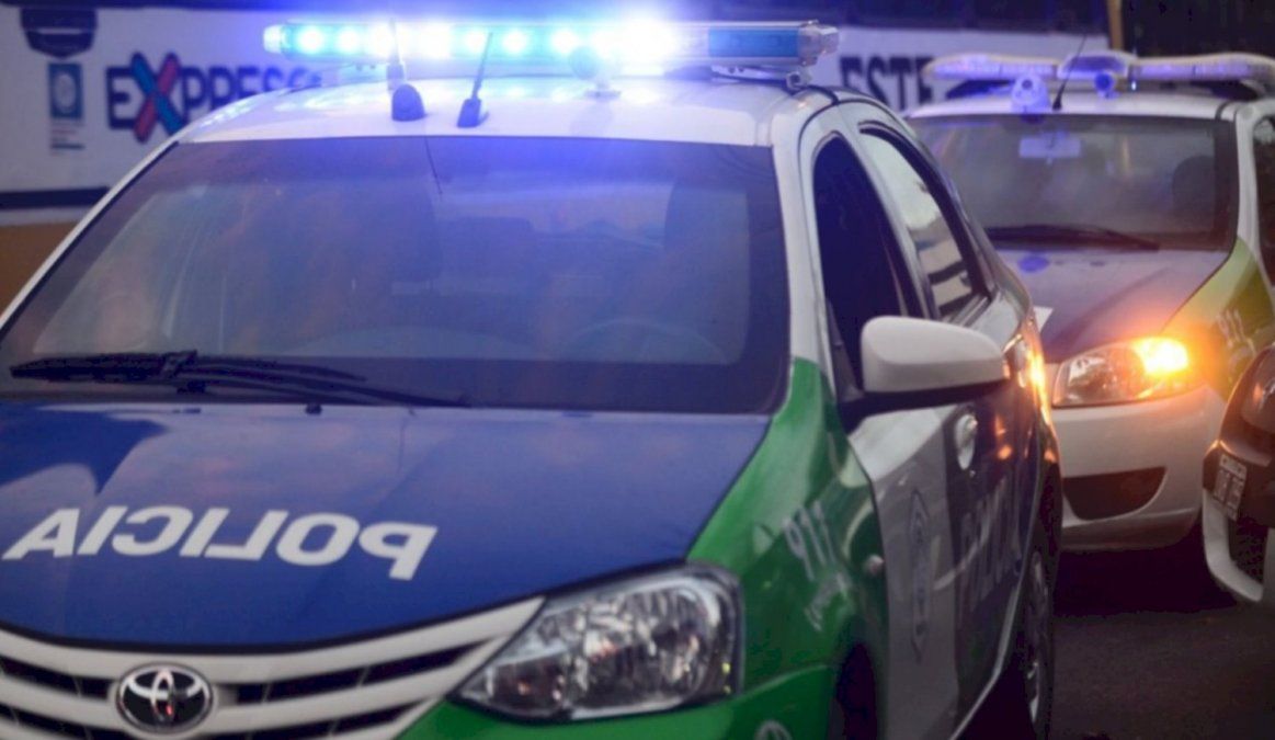 La Plata: delincuentes armados entraron a robar a un local e hirieron a dos clientes