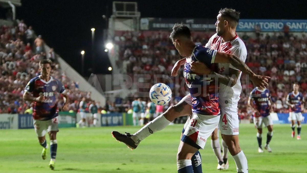 Unión vs. Argentinos Júniors por la Liga Profesional de fútbol.