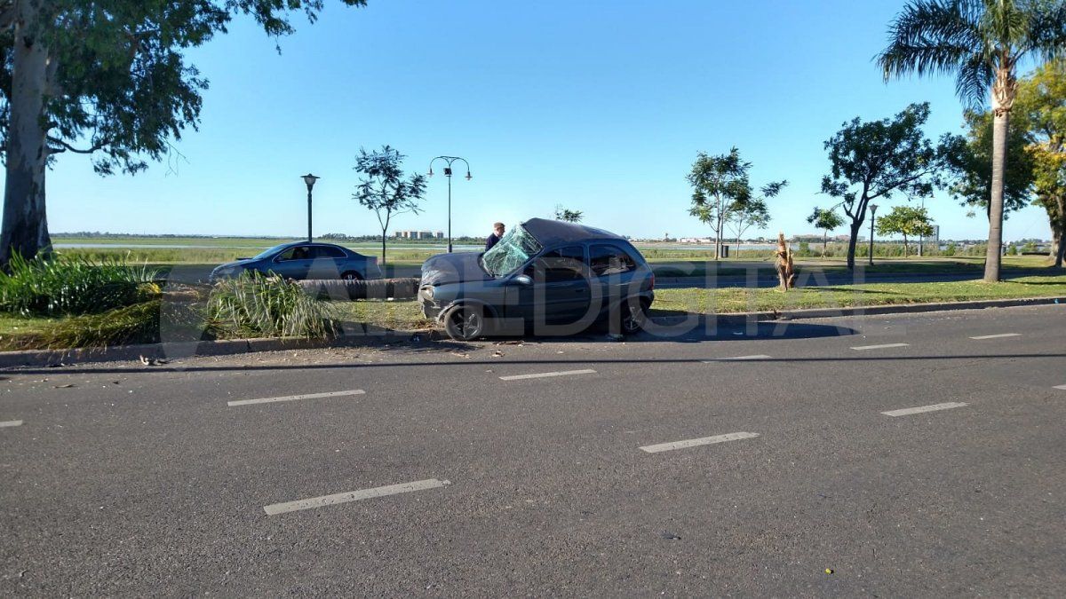 El vehículo circulaba en dirección sur - norte y el conductor perdió el control por un desperfecto en el tren delantero.