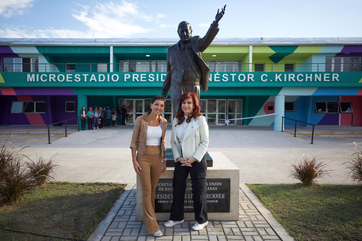 La expresidenta Cristina Kirchner junto a la intendenta de Quilmes, Mayra Mendoza, durante la inauguración del microestadio Néstor Kirchner en ese partido del conurbano sur. Foto: NA. La expresidenta Cristina Kirchner junto a la intendenta de Quilmes, Mayra Mendoza, durante la inauguración del microestadio Néstor Kirchner en ese partido del conurbano sur. Foto: NA.