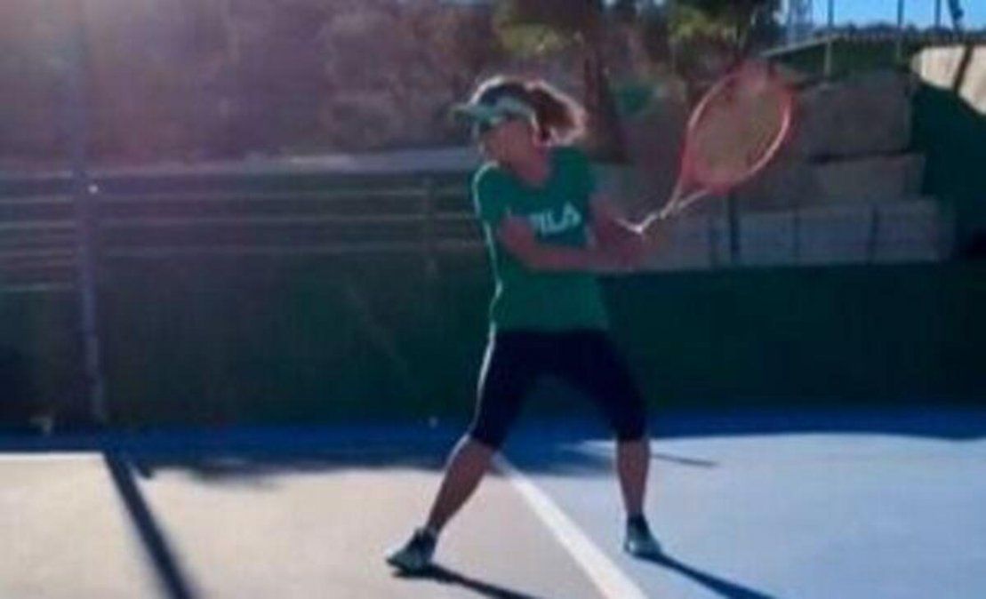 La tenista santafesina entrenó en Alicante con una remera verde