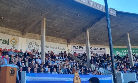 reclamos a pullaro en la expo rural: la produccion agropecuaria no es un recurso inagotable