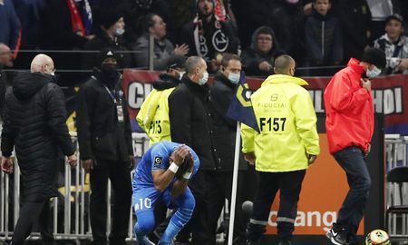 suspendido el encuentro entre lyon y el marsella de sampaoli por agresion a un jugador suspendido el encuentro entre lyon y el marsella de sampaoli por agresion a un jugador