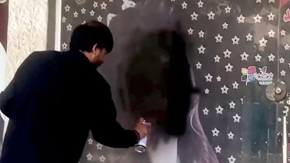 Así ocultan los rostros femeninos en las calles de Afganistán tras el regreso del régimen talibán.&nbsp;