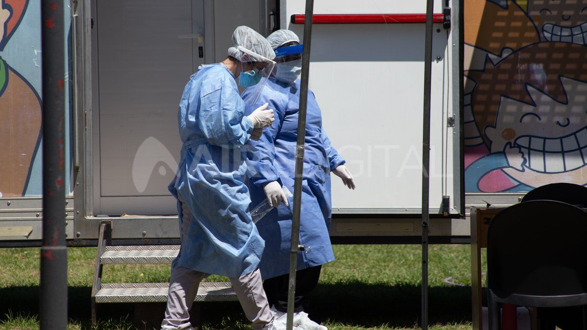 Debido a la rápida propagación de covid-19 y la consiguiente escasez de capacidades de prueba, es probable que las personas asintomáticas con infección pasen desapercibidas para los trabajadores de la salud.