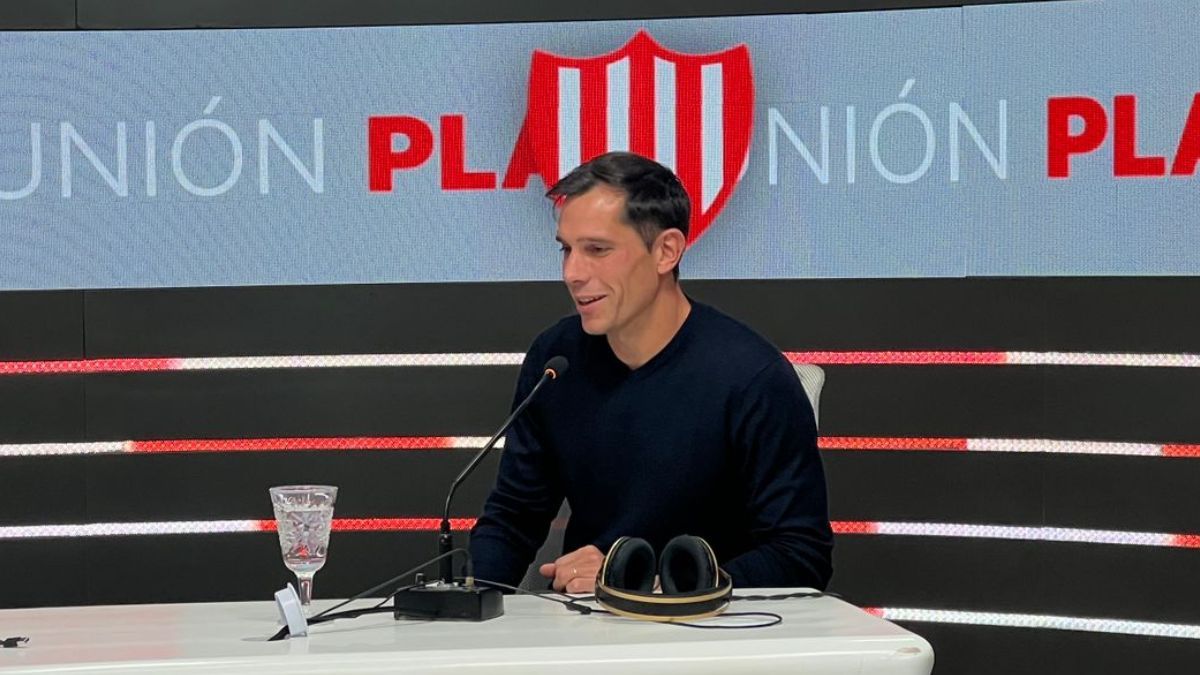 Augusto Solari firmó contrato este jueves con Unión. Augusto Solari firmó contrato este jueves con Unión.