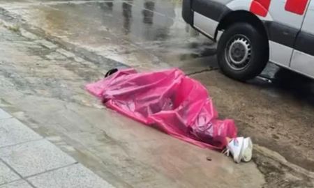 El joven quedó tendido en la calzada tras ser abatido. El joven quedó tendido en la calzada tras ser abatido.
