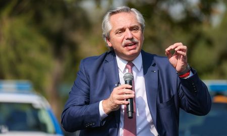 Alberto Fernández anunció el envío de mil gendarmes al conurbano bonaerense para sumarse a otras fuerzas de seguridad en los controles por dos semanas ante las nuevas restricciones en medio de la pandemia de coronavirus. Alberto Fernández anunció el envío de mil gendarmes al conurbano bonaerense para sumarse a otras fuerzas de seguridad en los controles por dos semanas ante las nuevas restricciones en medio de la pandemia de coronavirus.