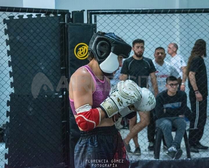 Para poder conseguir apoyo económico, decidió recorrer las calles de Santa Fe con un cartel que reza