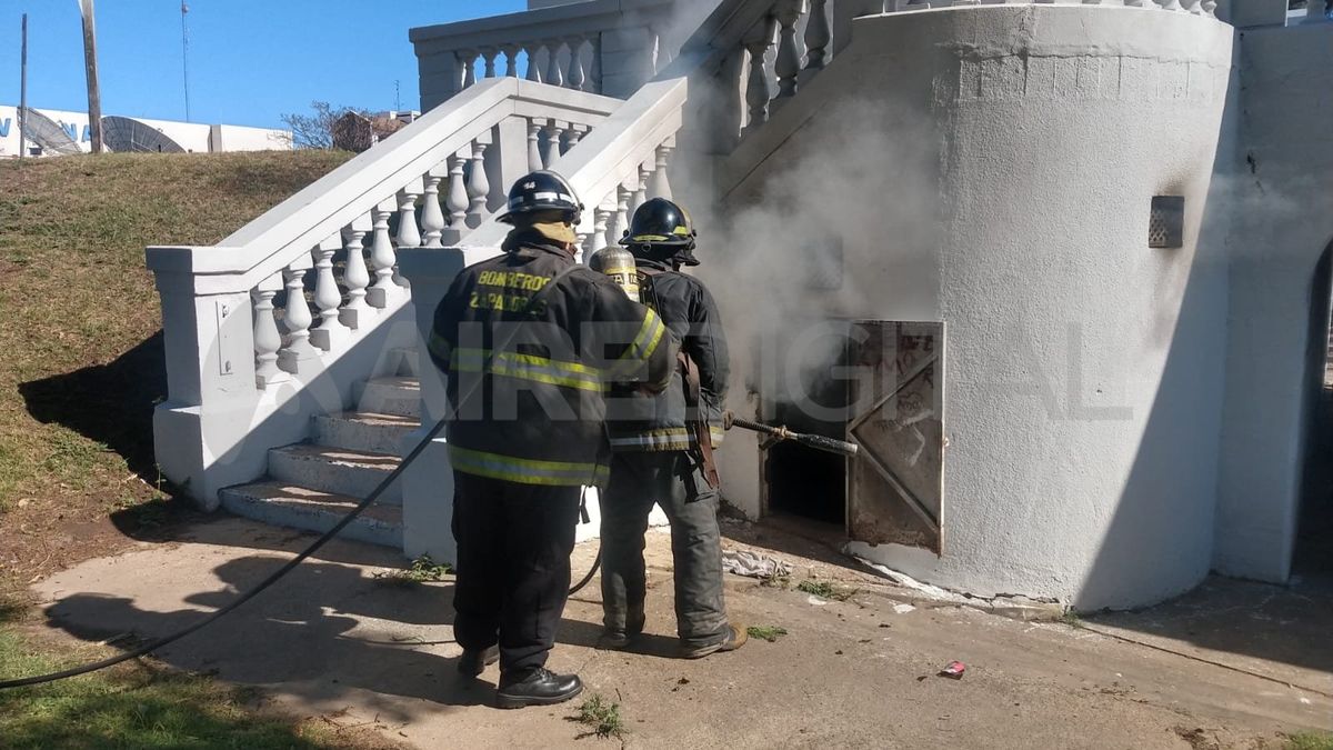 Bomberos trabajaron para apagar el incendio en una casilla debajo del puente Colgante.&nbsp;