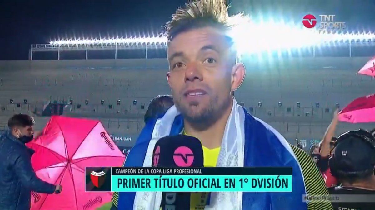 Leo Burián y su festejo luego de que Colón de Santa Fe se convirtiera en el campeón de la Copa de la Liga.
