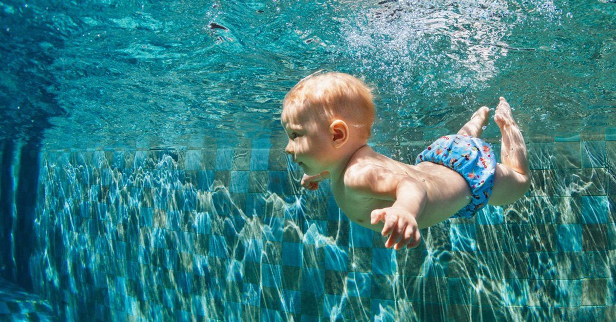 Tiene solo 1 año y sorprende al mundo nadando en la piscina