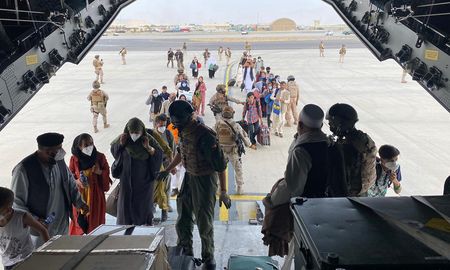 Las evacuaciones se realizan por puente aéreo desde el aeropuerto de Kabul. Las evacuaciones se realizan por puente aéreo desde el aeropuerto de Kabul.