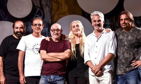 La Trova Rosarina lanzó su primer álbum en vivo. La Trova Rosarina lanzó su primer álbum en vivo.
