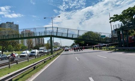 El puente peatonal fue derrumbado por un camión. El puente peatonal fue derrumbado por un camión.