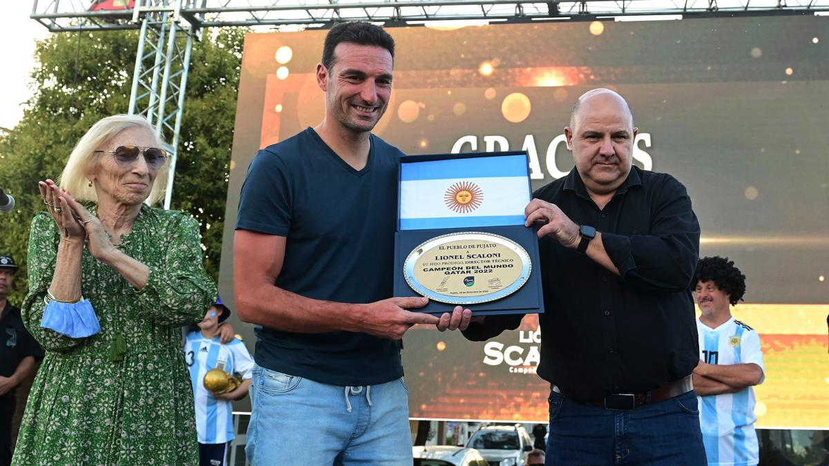Lionel Scaloni junto al presidente comunal, Daniel Quacquarini. Lionel Scaloni junto al presidente comunal, Daniel Quacquarini.