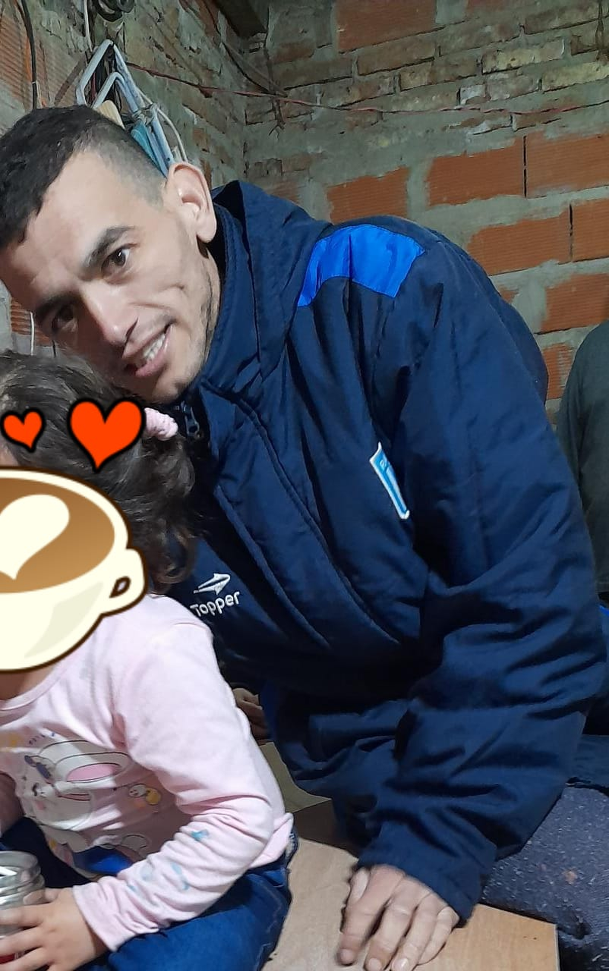 Vestía campera azul de tela de avión, dos buzos con capuchas (uno marrón y otro azul), pantalón azul de buzo, y zapatillas blancas. Llevaba $30.000 y bolsas de mandados. No llevaba celular porque lo dejó cargando en la casa.