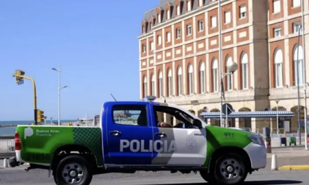 Video: vecinos denuncian que un policía bonaerense se droga durante un control Video: vecinos denuncian que un policía bonaerense se droga durante un control