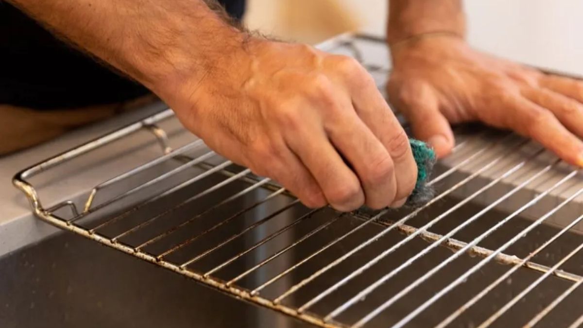 Cómo limpiar la rejilla del horno con un truco casero para sacarle la grasa.