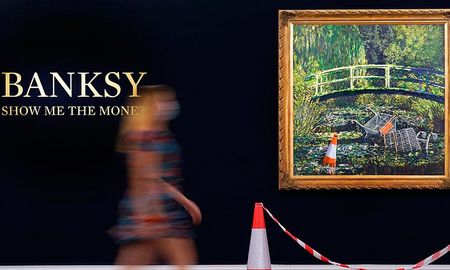 La obra de Banksy está inspirada en la famosa pintura de Monet El estanque de las Ninfeas. La obra de Banksy está inspirada en la famosa pintura de Monet El estanque de las Ninfeas.