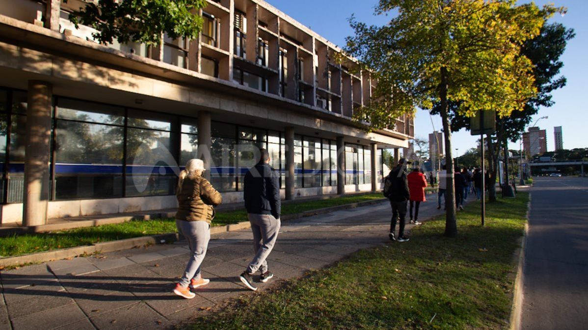 Las puertas de la Casa Central del Correo Argentino de Santa Fe