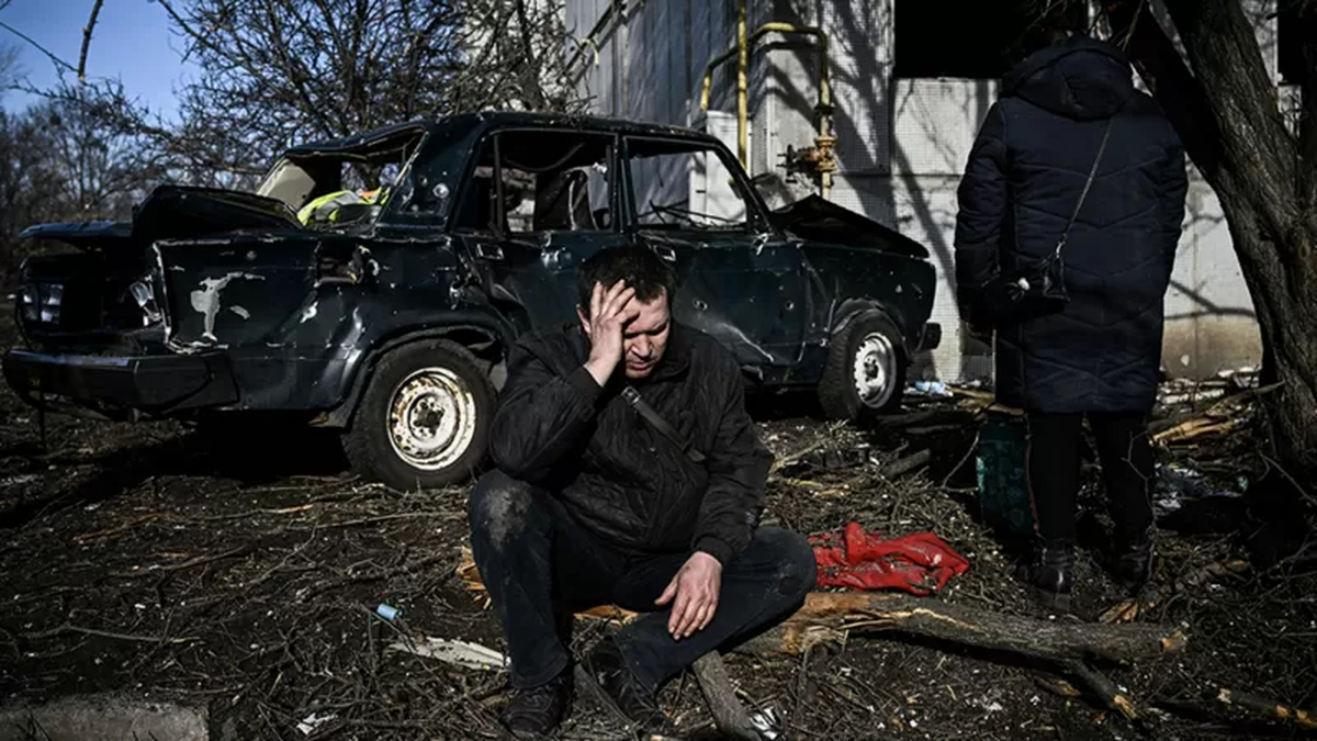 Un hombre parmanece sentado fuera de su apartamento en la ciudad de Chugúyev. Varios edificios quedaron dañados tras el impacto de los misiles.- GETTY IMAGES
