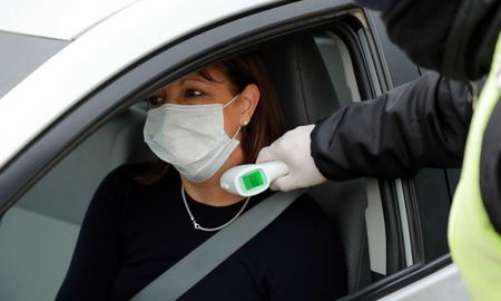 Un nuevo decreto en la provincia de Santa Fe extiende el uso de tapabocas a lugares abiertos, autos oficiales y particulares. Un nuevo decreto en la provincia de Santa Fe extiende el uso de tapabocas a lugares abiertos, autos oficiales y particulares.