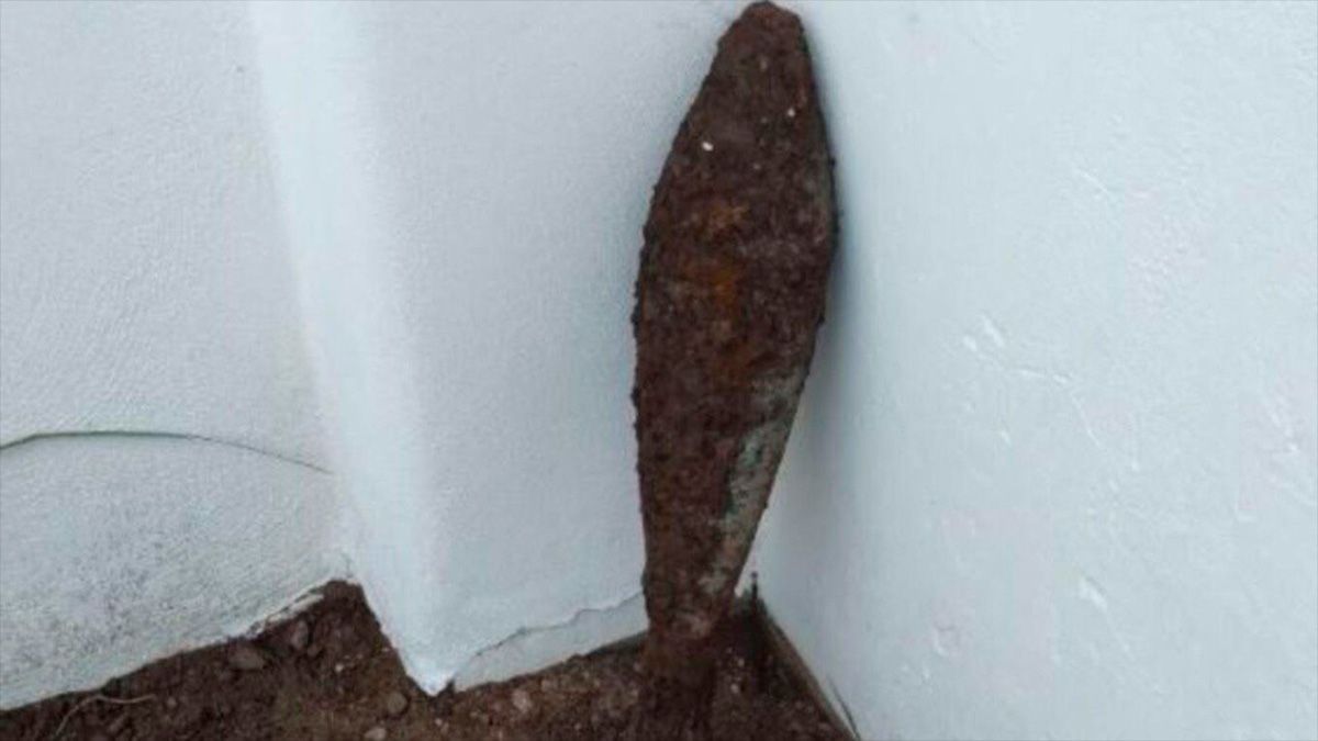 El proyectil de artillería que fue encontrado en el jardín.&nbsp;