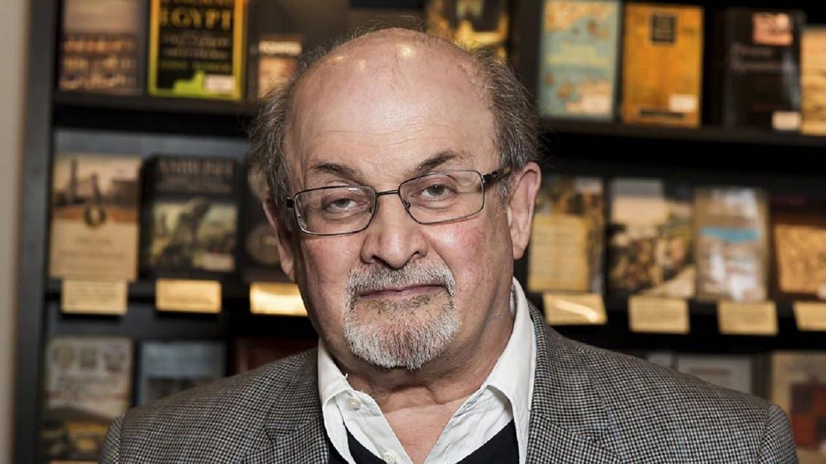 Rushdie fue hospitalizado con heridas graves.