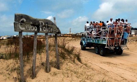 El sistema de transporte en camiones 4x4 es la única vía motorizada legal para ingresar al Parque Nacional, una medida clave para evitar la erosión de las dunas móviles. El sistema de transporte en camiones 4x4 es la única vía motorizada legal para ingresar al Parque Nacional, una medida clave para evitar la erosión de las dunas móviles.