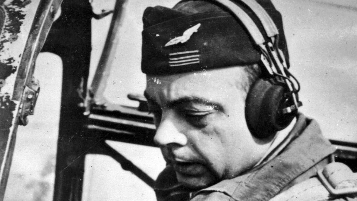 Tras escribir El Principito, Saint-Exupéry se reincorporó a la Fuerza Aérea francesa y, aunque había superado el límite de edad por ocho años, entre abril y mayo de 1943 intentó ser designado para misiones de combate. Pero las viejas lesiones ocasionadas por sus accidentes anteriores –en los que había sufrido distintas fracturas–, hacía casi imposible que pudiera ponerse por sí mismo su traje de vuelo. Tras escribir El Principito, Saint-Exupéry se reincorporó a la Fuerza Aérea francesa y, aunque había superado el límite de edad por ocho años, entre abril y mayo de 1943 intentó ser designado para misiones de combate. Pero las viejas lesiones ocasionadas por sus accidentes anteriores –en los que había sufrido distintas fracturas–, hacía casi imposible que pudiera ponerse por sí mismo su traje de vuelo.