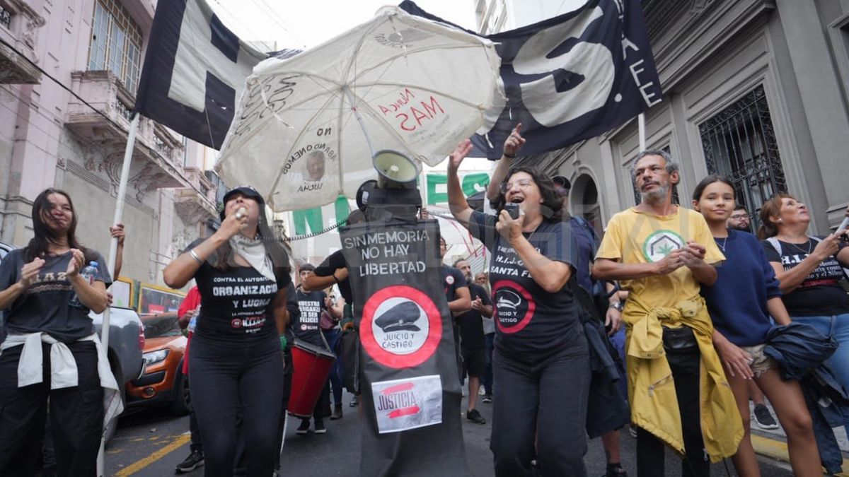 H.I.J.O.S. encabezó la marcha del 24 de marzo en Santa Fe. H.I.J.O.S. encabezó la marcha del 24 de marzo en Santa Fe. 