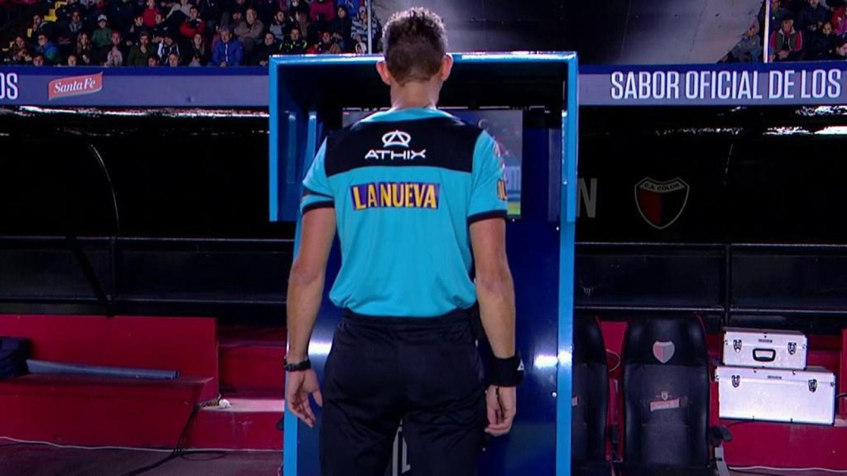 A dos años de la llegada del VAR a la Liga Profesional en un partido de Colón vs. Aldosivi. A dos años de la llegada del VAR a la Liga Profesional en un partido de Colón vs. Aldosivi.