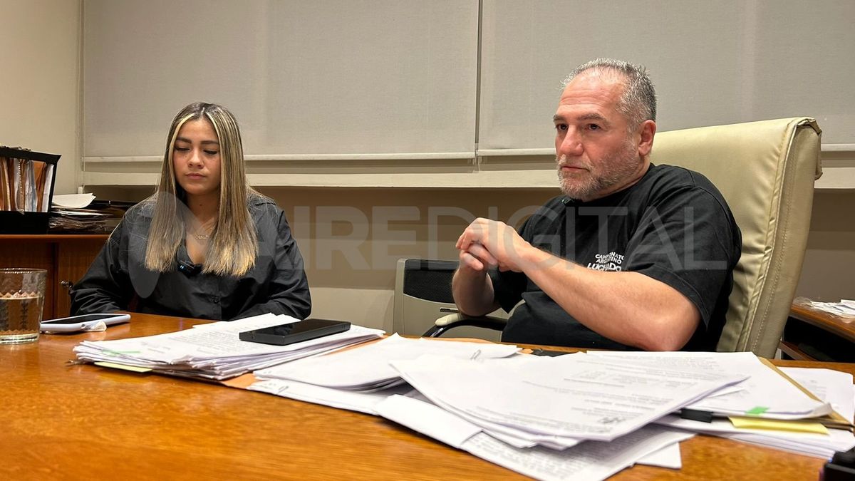 Abril, ex pareja de Farías, junto a su abogado César Andrés Rojas. Abril, ex pareja de Farías, junto a su abogado César Andrés Rojas.