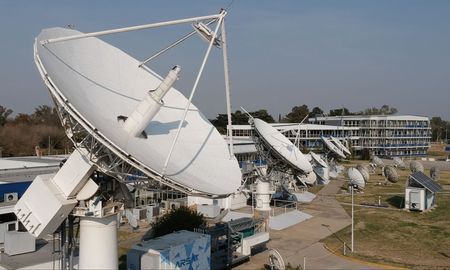 El Gobierno licitará 100 MHz de espectro que el Estado Nacional le reservó a la empresa ARSAT para comunicaciones móviles. El Gobierno licitará 100 MHz de espectro que el Estado Nacional le reservó a la empresa ARSAT para comunicaciones móviles.