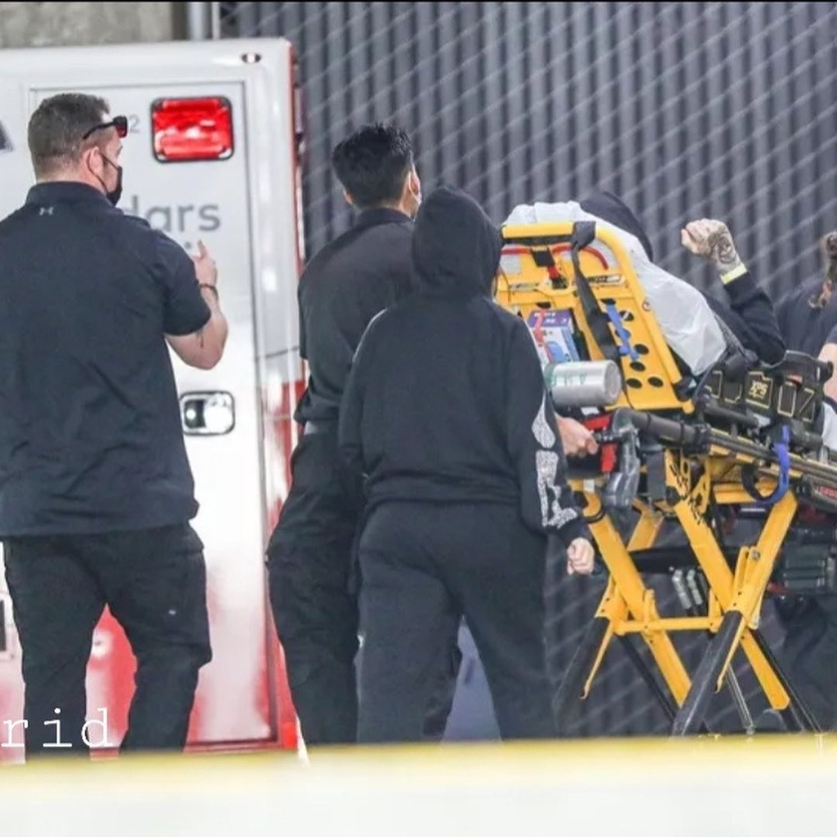 Se vio a Kardashian acompañando a su esposo mientras era trasladado.