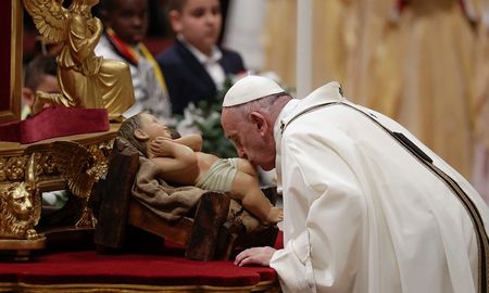 Francisco besa los pies de una imagen del Niño Jesús en la noche de Navidad, en una Misa de Gallo. Francisco besa los pies de una imagen del Niño Jesús en la noche de Navidad, en una Misa de Gallo.