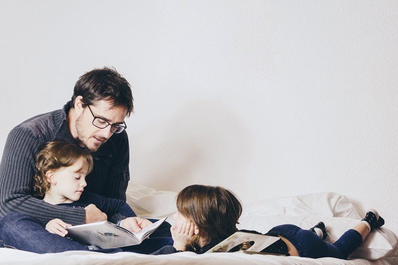 padre leyendo cuento a sus hijos.jpg