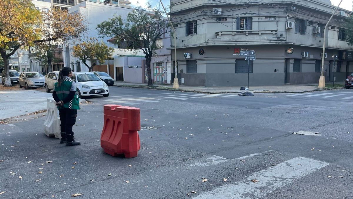 Tránsito interrumpido por festejos del 1° de mayo en el cruce de la calle Castellanos y Belgrano.