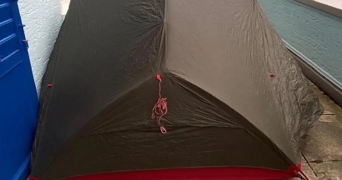 Quiere subalquilar una carpa en su balcón por más de 90 mil pesos por mes