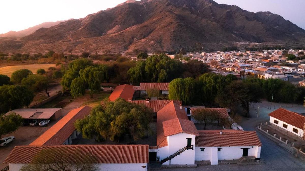 Rodeado de imponentes paisajes, la localidad de Molinos no solo conserva historia, sino que también produce uno de los vinos de altura más destacados del país. Rodeado de imponentes paisajes, la localidad de Molinos no solo conserva historia, sino que también produce uno de los vinos de altura más destacados del país.
