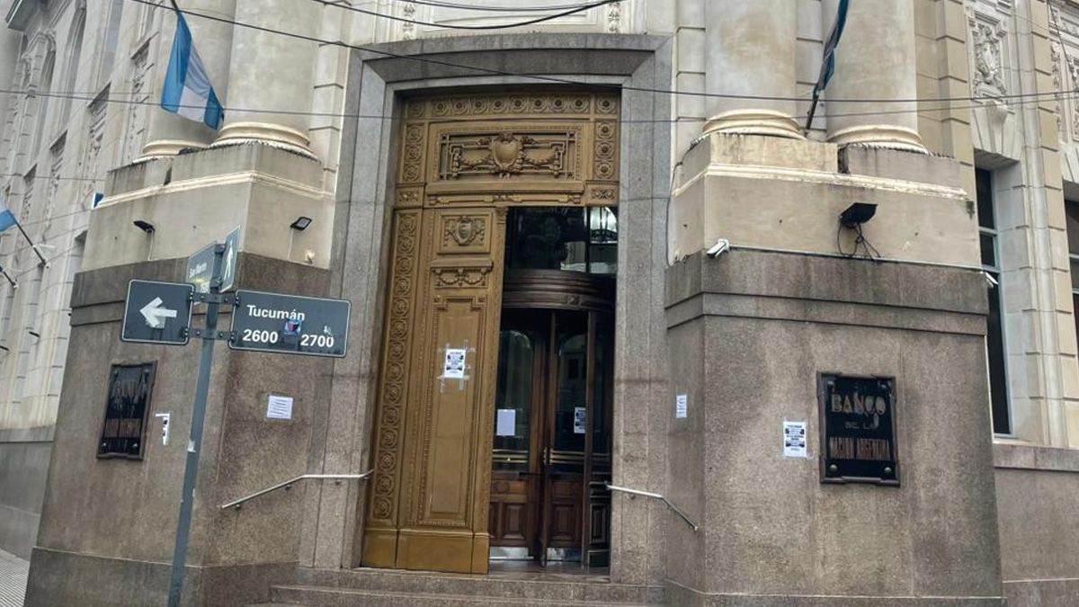 Las puertas del Banco Nación están abiertas, pero no se brinda atención al público. Las puertas del Banco Nación están abiertas, pero no se brinda atención al público.