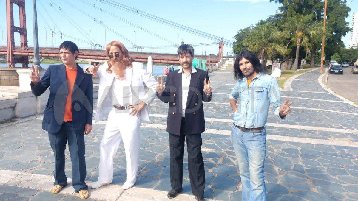 Los cuatro artistas realizaron la primera intervención en la costanera santafesina.