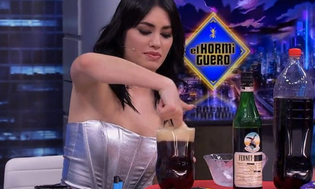 Lali Espósito revolucionó las redes al enseñar en la TV española cómo preparar fernet en una botella cortada. Lali Espósito revolucionó las redes al enseñar en la TV española cómo preparar fernet en una botella cortada.