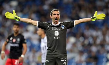 Trapito Barovero se irá al fútbol español para sumarse al Burgos de la tercera división. Trapito Barovero se irá al fútbol español para sumarse al Burgos de la tercera división.