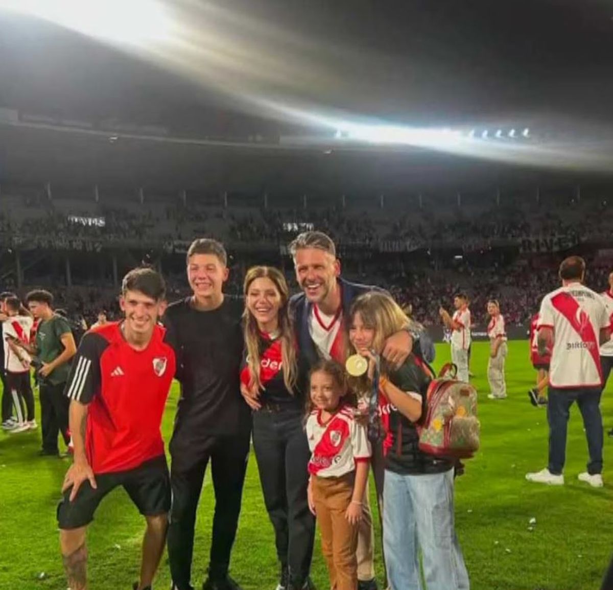 Facundo Demichelis con su papá, hermanos y Evangelina Anderson. Facundo Demichelis con su papá, hermanos y Evangelina Anderson.