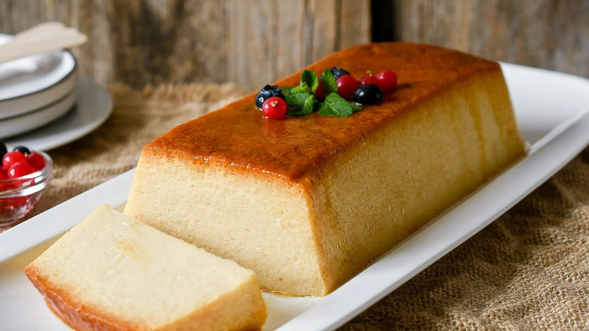El budín de pan con leche condensada es un postre delicioso y fácil de preparar en casa. El budín de pan con leche condensada es un postre delicioso y fácil de preparar en casa. 