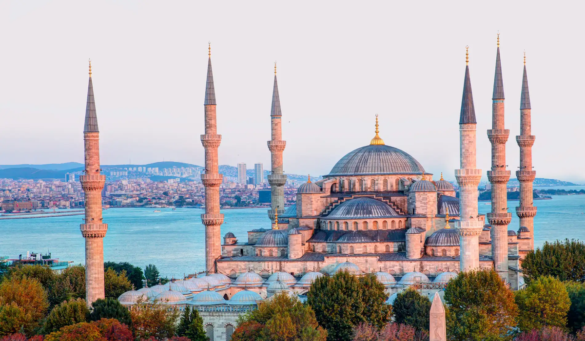 Estambul es la única ciudad del mundo que se extiende por dos continentes. Estambul es la única ciudad del mundo que se extiende por dos continentes.