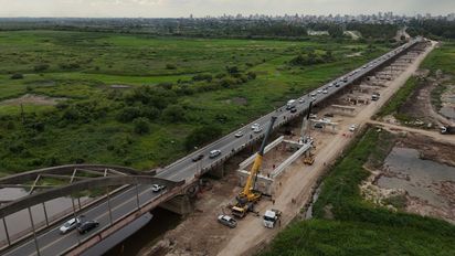 Nuevo puente Santa Fe - Santo Tomé: con un avance de 25 %, comenzó la colocación de las vigas longitudinales